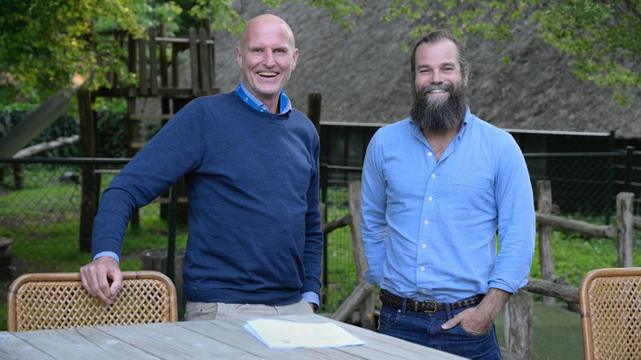 Haiko Zuidhoff (left), CEO of Orffa, together with Sam Elsom (right), CEO of Sea Forest, sign an exclusive and long-term distribution agreement and partnership