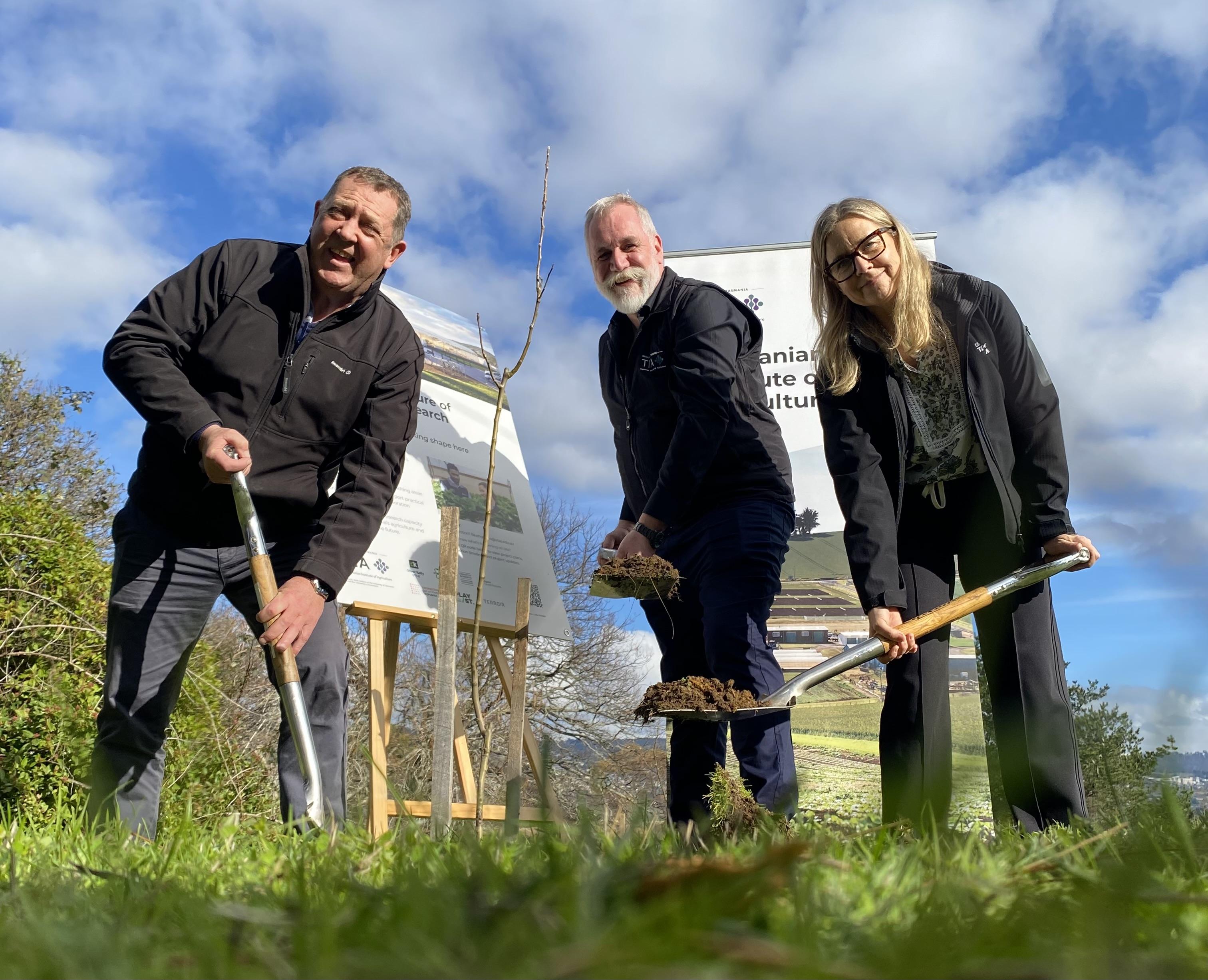 Primary Industries minister Gavin Pearce, TIA director Professor Mike Rose, Angela is the UTAS Pro Vice-Chancellor, College of Sciences and Engineering Angela Castles.