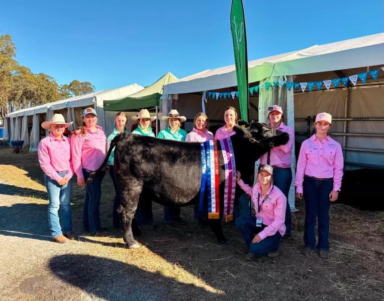 Scottsdale High cattle handling team with Supreme Beef winer Three Mile Spring